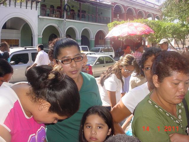 Otra imagen de la entegta de las mochilas, en el X Aniv. de LAS NOTICIAS